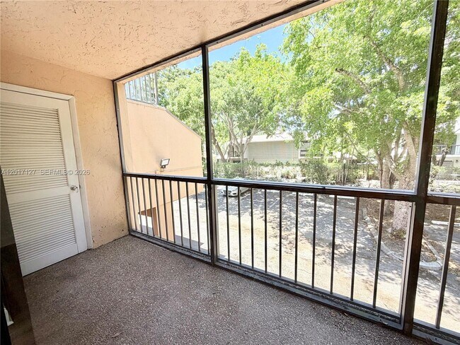 Building Photo - 450 Commodore Dr