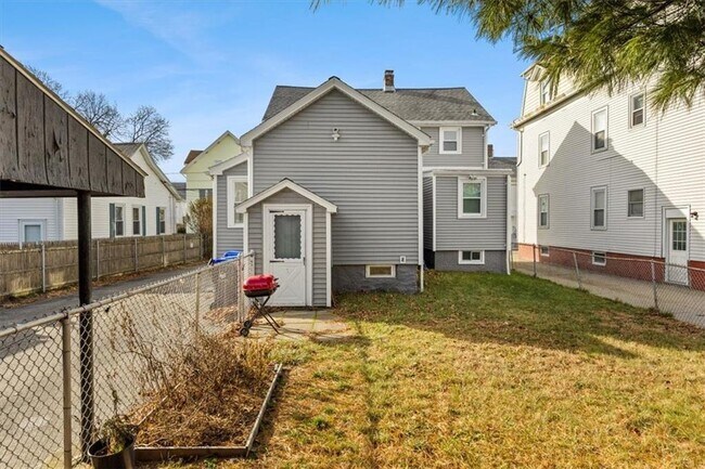 Building Photo - 154 Summit St