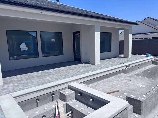 Building Photo - Beautiful custom single story in Moorland Park with pool