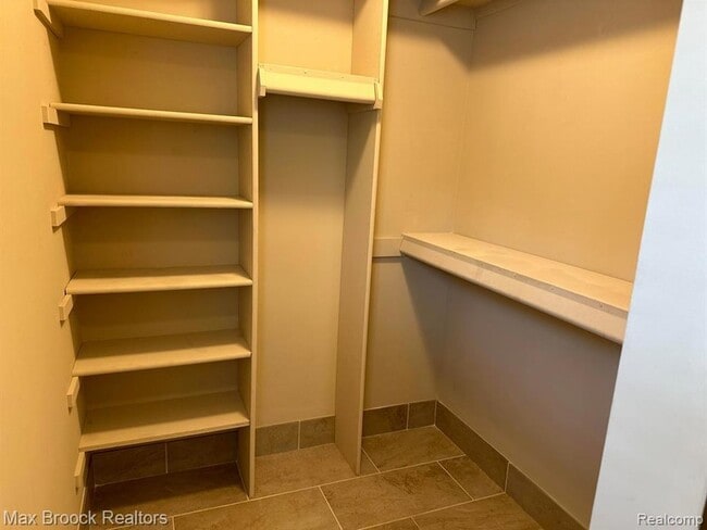 Building Photo - 1049 Birchwood Ave