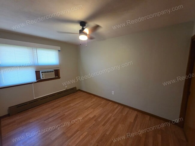 Building Photo - Spacious and updated 2 bedroom 1 bathroom Duplex