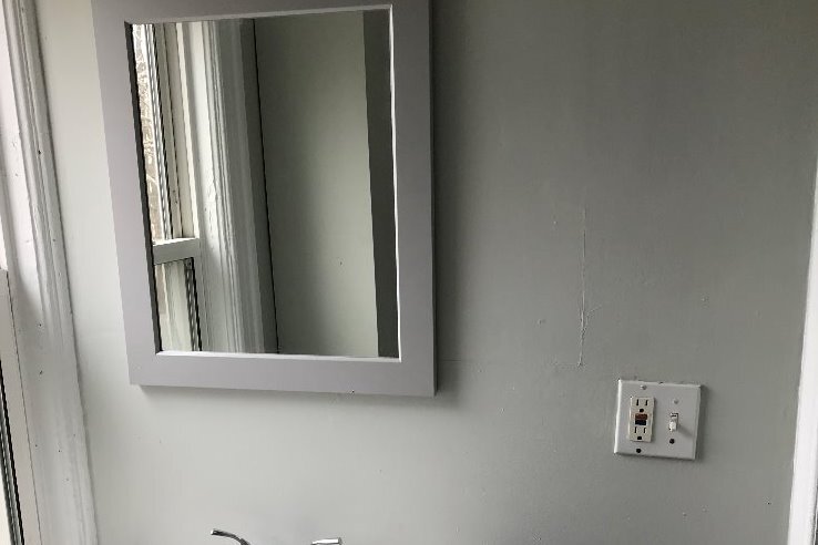 stand-up barthroom - 37 Hudson St