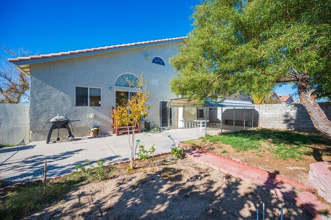 Building Photo - Silverado Ranch - Cul-de-sac.  Downstairs Bedroom and Bathroom
