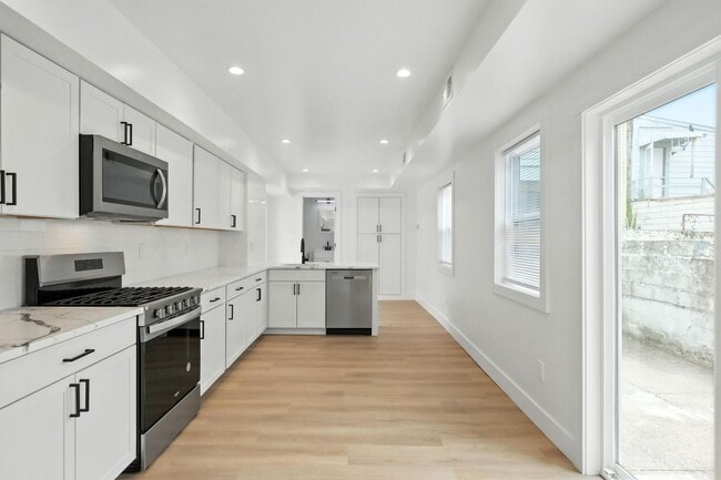 Building Photo - Downtown Sharpsburg New Remodel - 3 Bed, 2...