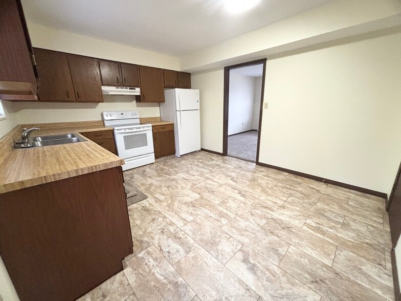 Building Photo - 528 Broadway Ave