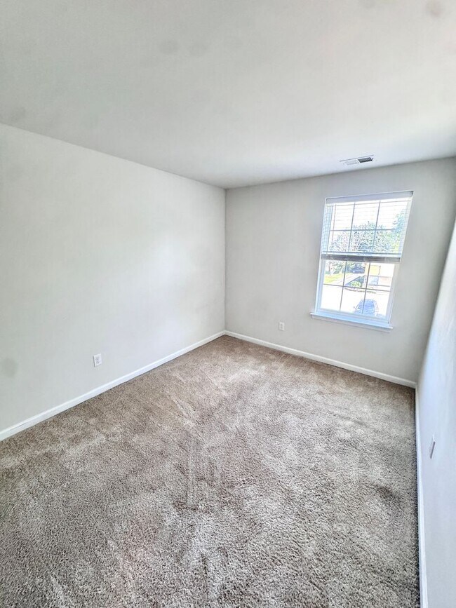 Building Photo - NEWER THREE BEDROOM TOWNHOME