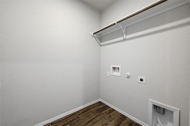 Building Photo - 215 Desperado Dr