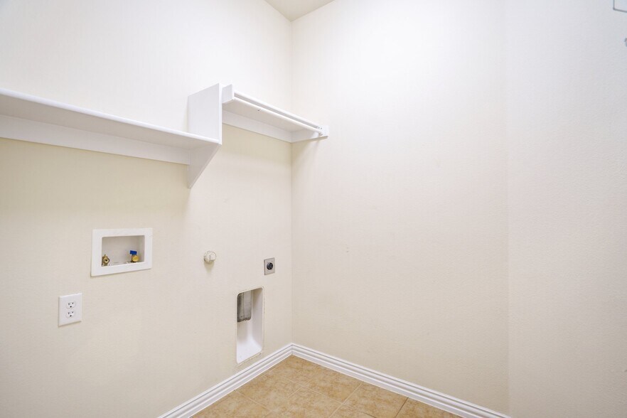 Building Photo - 227 Creekwood Dr