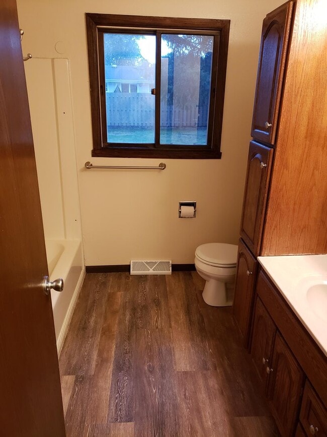 Building Photo - Beautiful 3 bedroom 2 bath Single Family H...