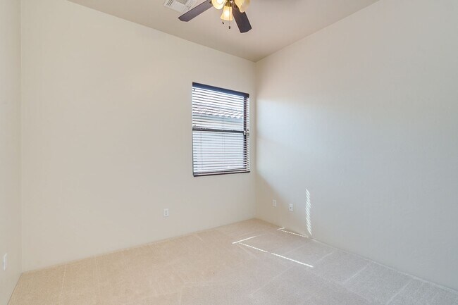 Building Photo - Rare find for this 4 bedroom/3 bath, exqui...