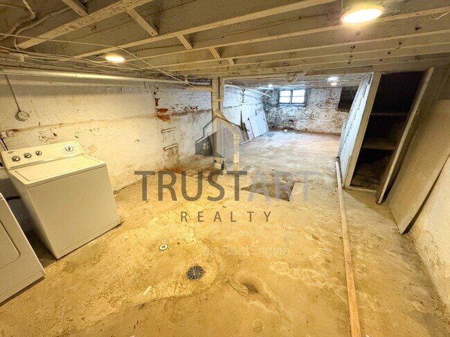 Building Photo - 2446 N 33rd St