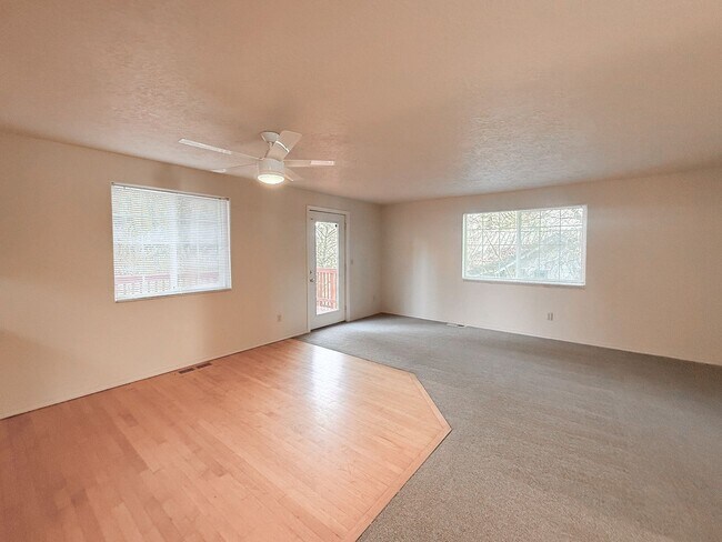 Building Photo - 3200 Lorian Ln SE