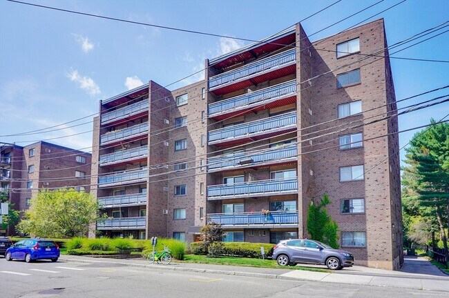 Building Photo - 32 Whites Ave
