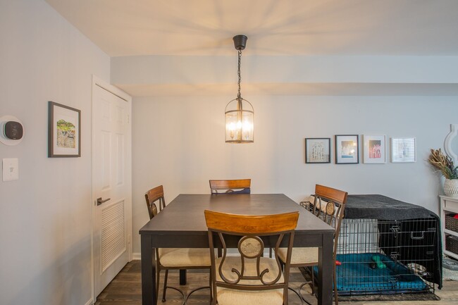 Building Photo - Charming 1 BR/1 BA Condo in Capitol Hill!