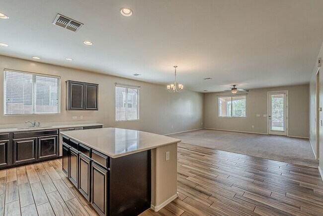 Building Photo - Modern 4 Bed Tucson Rental with Spacious K...