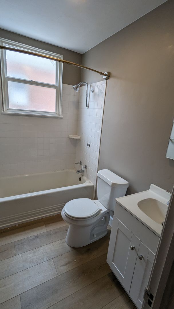 Building Photo - SUPER CUTE 2 or 3 BEDROOM HOME + GARAGE IN QUIET EDGEWATER NEIGHBORHOOD!