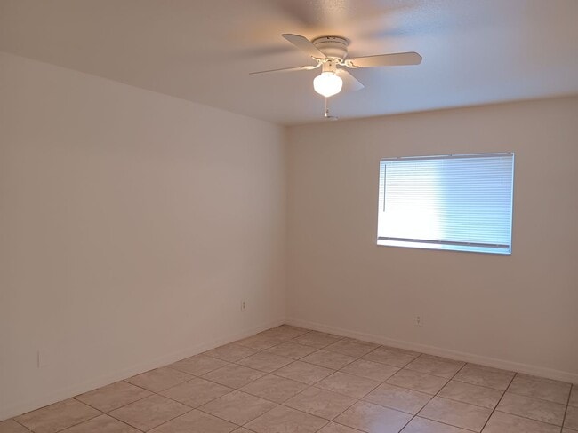 Building Photo - 3 BED 2 BATH DUPLEX FOR RENT