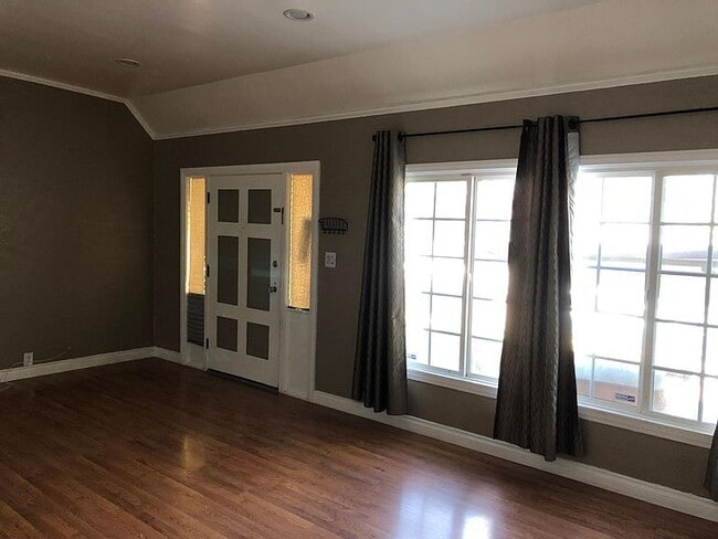 Building Photo - "Charming 3-Bed Gem with Granite & Hardwoo...