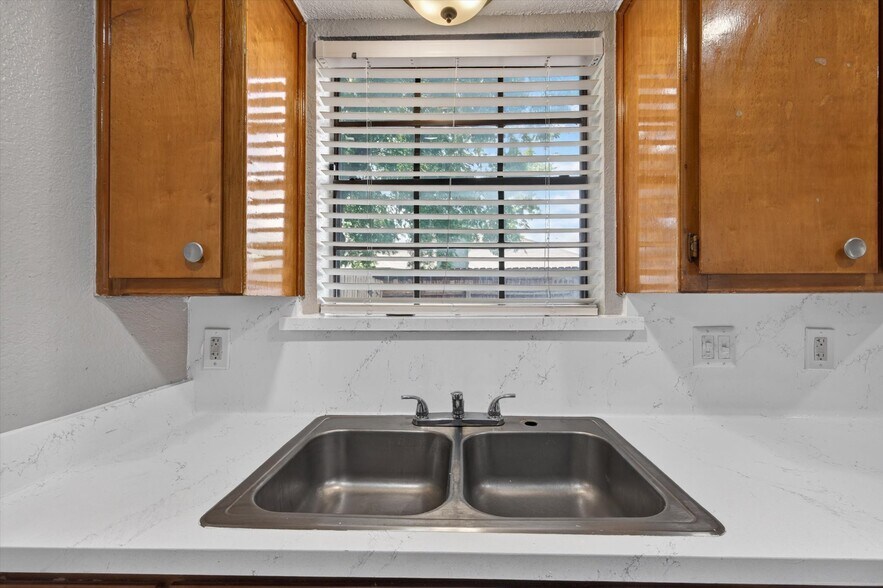 Building Photo - 305 Cambridge Dr
