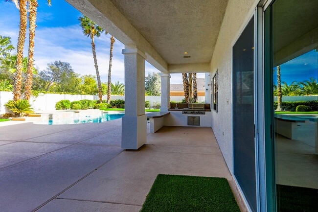 Building Photo - Stunning 6 Bedroom Home With Casita Pool H...