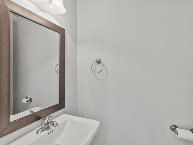 Building Photo - Gorgeous newer 2br 2.5ba Townhome!!