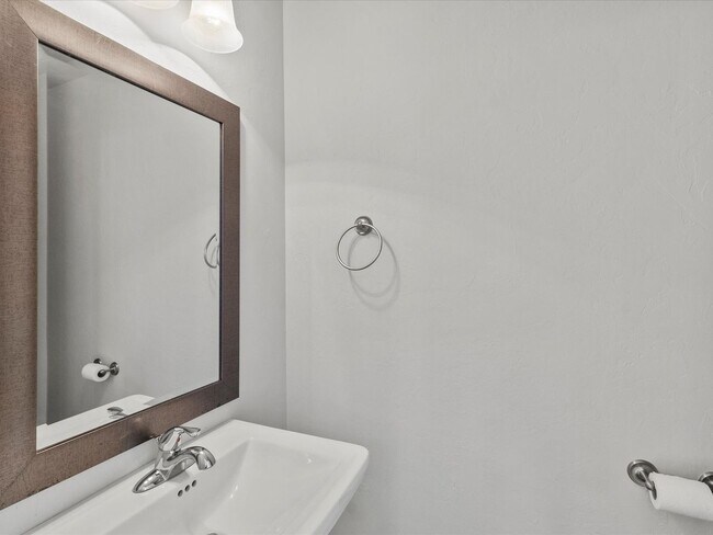 Building Photo - Move in Special! Gorgeous newer 2br 2.5ba Townhome!!