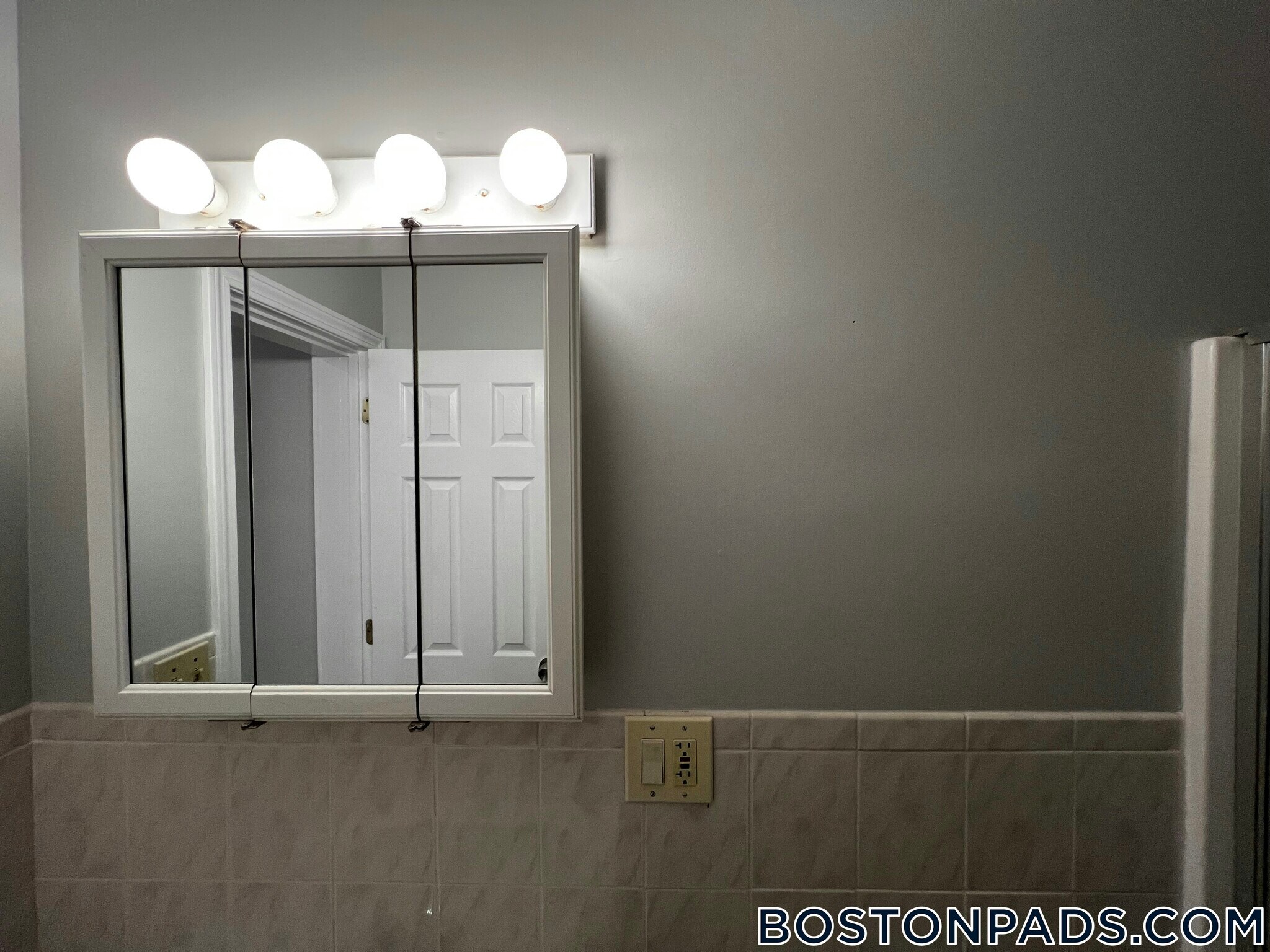 Building Photo - 158 Holland St