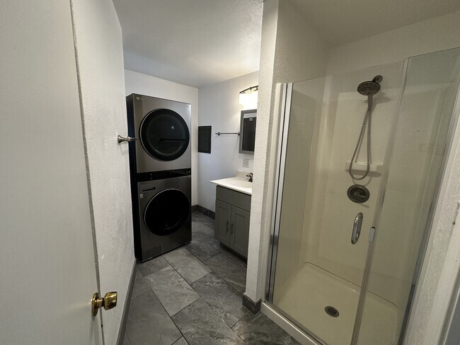 Building Photo - 10374 Lake Summit Dr