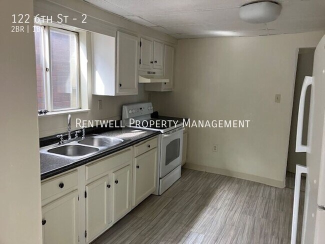 Building Photo - 122 6th St