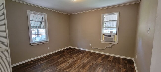 Building Photo - Gorgeous fully remodeled 3 bedroom/1&1/2 bath Cottage.