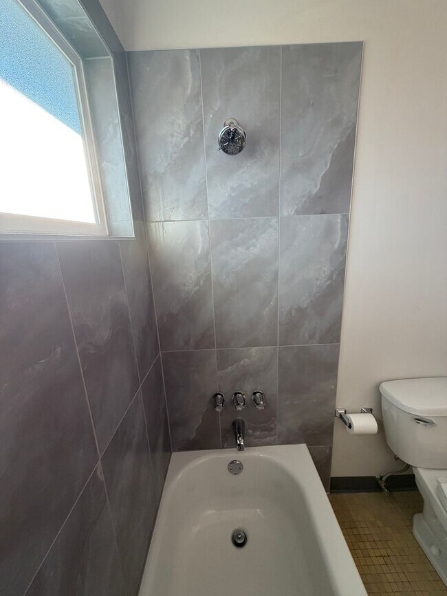 Building Photo - 3 Bedroom Home, Fully Updated