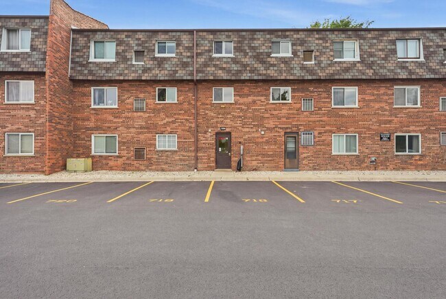 Building Photo - 9388 Bay Colony Dr