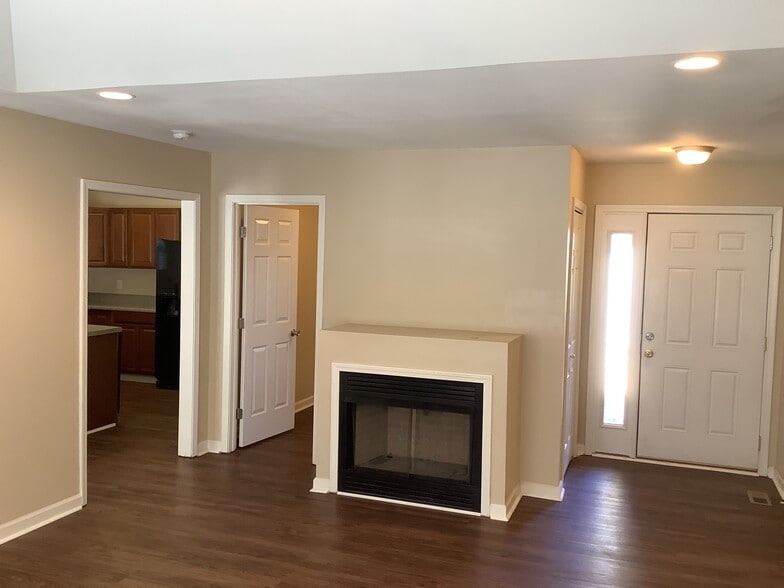 Building Photo - 108 River Watch Dr