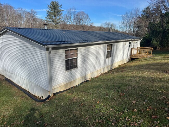 Building Photo - 3 Bedroom 2 Bathroom Mobile Home located in Rogersville, TN