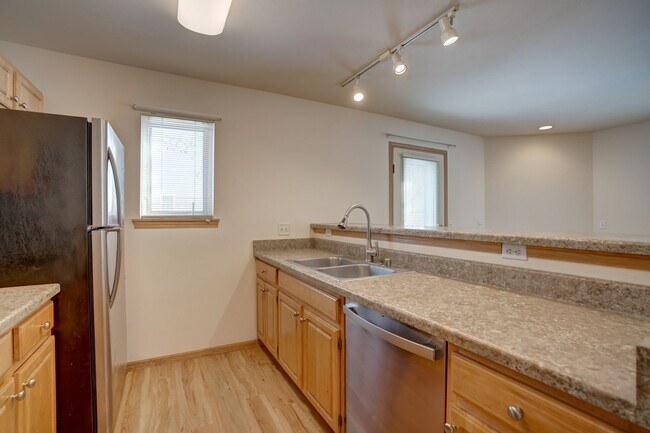 Building Photo - 6101-6103