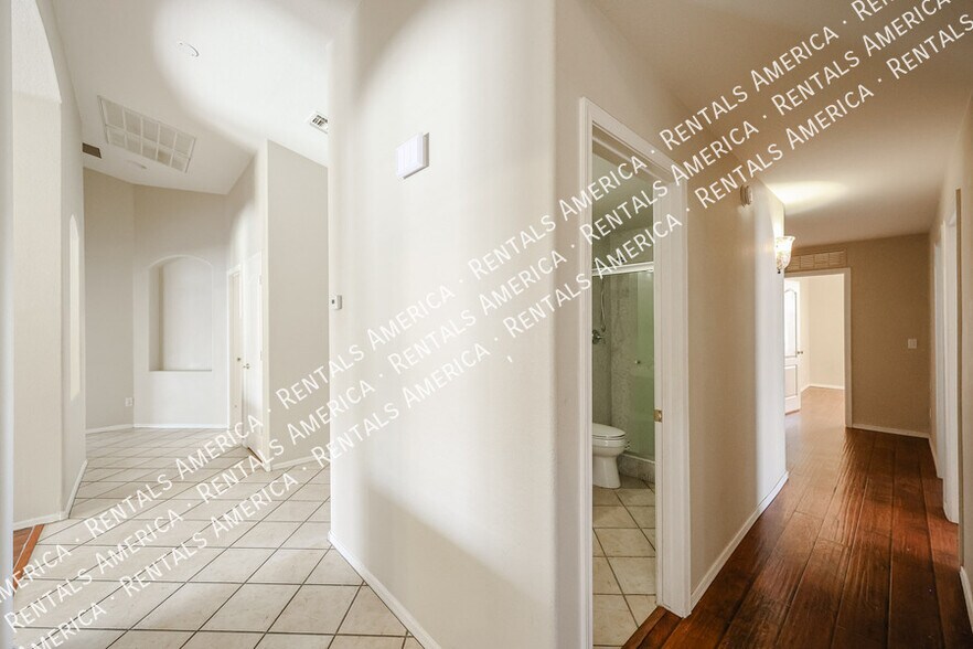 Building Photo - 1623 E Wildhorse Pl