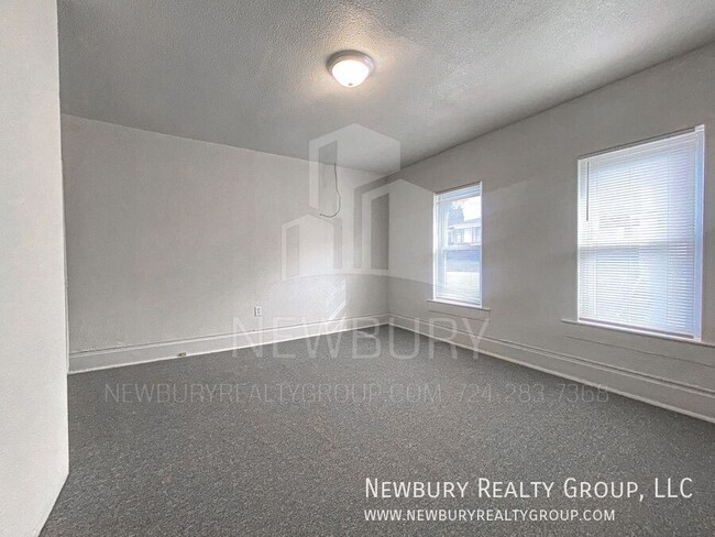 Building Photo - Spacious & Updated 2-Bedroom Row Home – Mo...