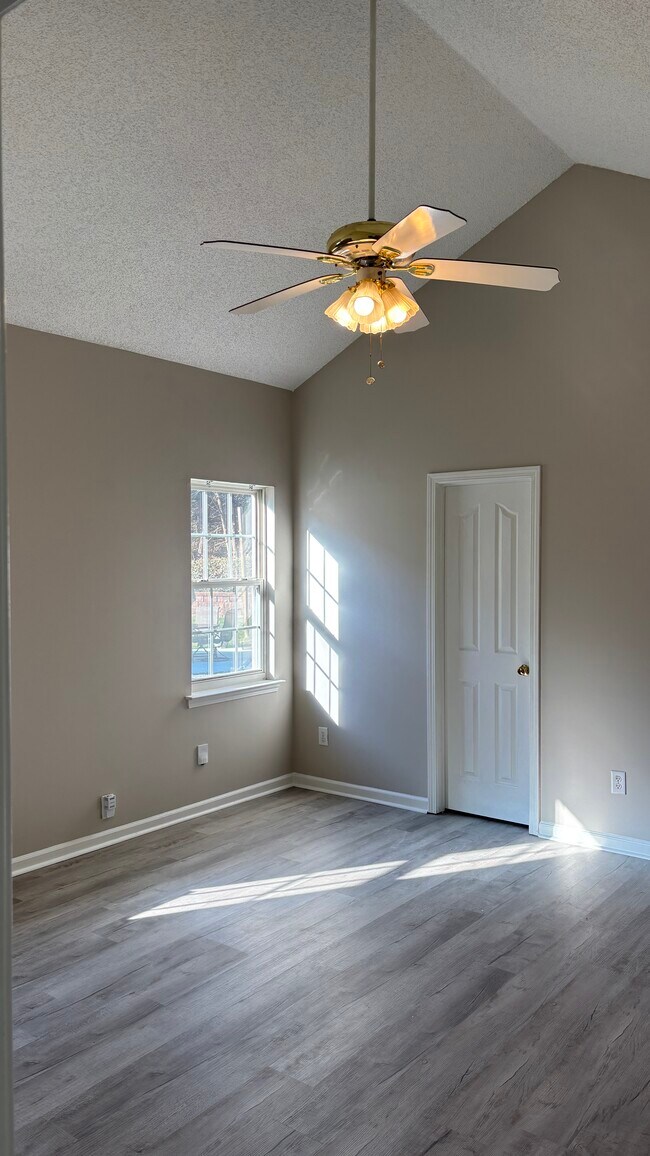 Building Photo - 12045 Evergreen Hollow Dr