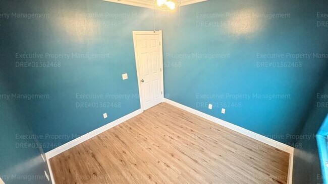 Building Photo - 3 bedroom 2 bathroom home located in a cul- de- sac in a Southwest Bakersfield neighborhood