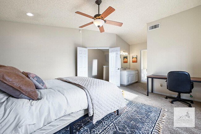 Building Photo - 805 E Buckhill Rd