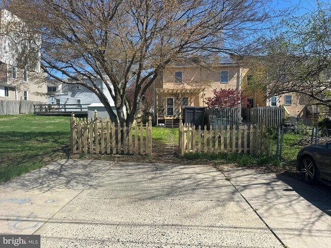 Building Photo - 223 E 8th Ave