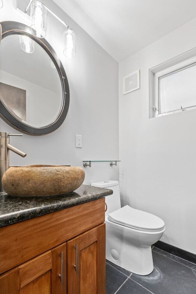 Building Photo - Luxurious Air-Conditioned Leschi View Townhome