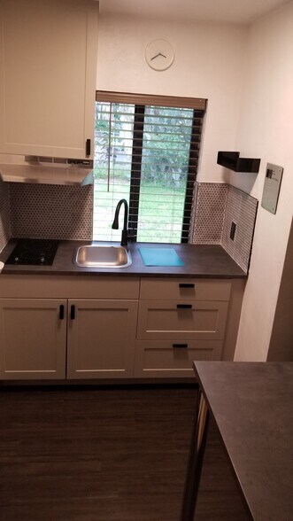 Building Photo - 1952 Madison St