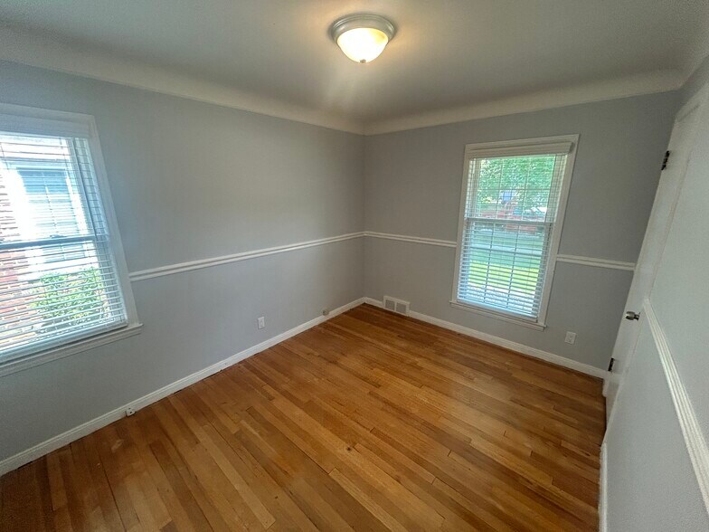 Building Photo - 4121 Seminole Dr
