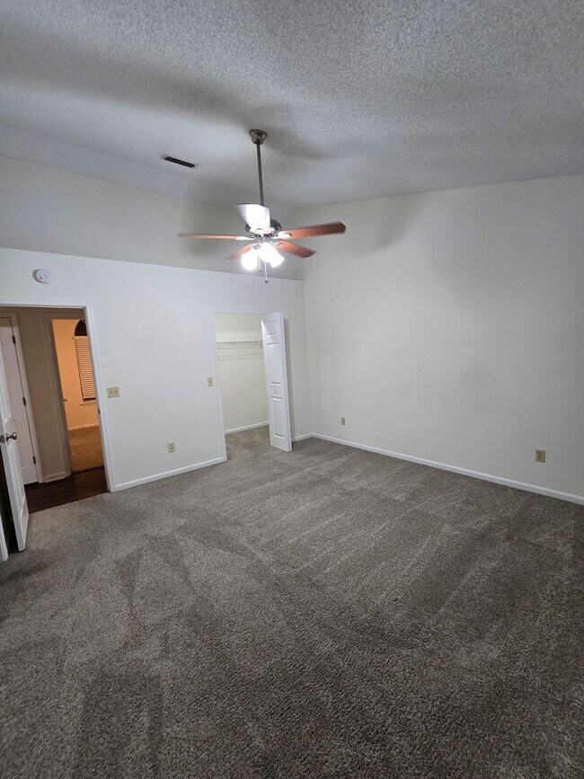 Building Photo - 3 Bedroom 2 Bath at Chimney Lakes