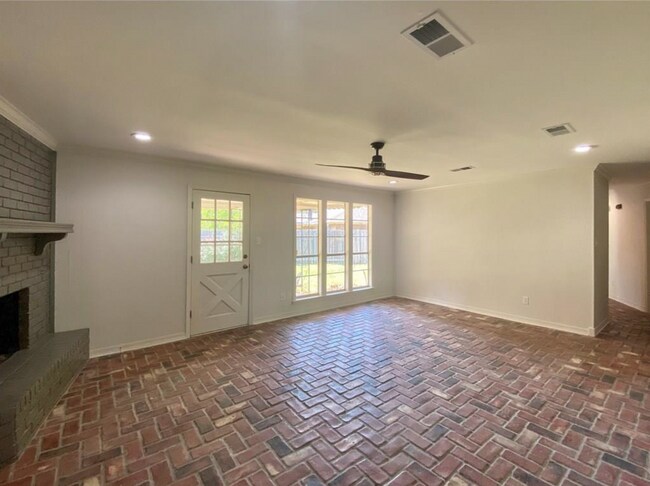 Building Photo - Move-in Ready 3 bed/ 2 bath home in Town S...