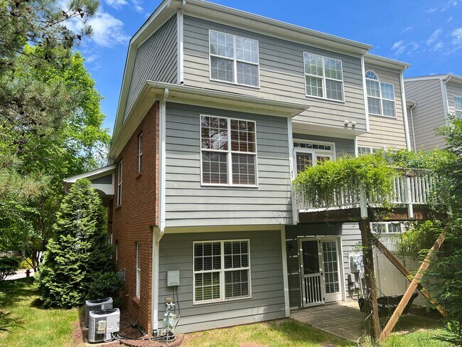 Building Photo - Spacious 3 Bed | 3.5 Bath End Unit Townhom...