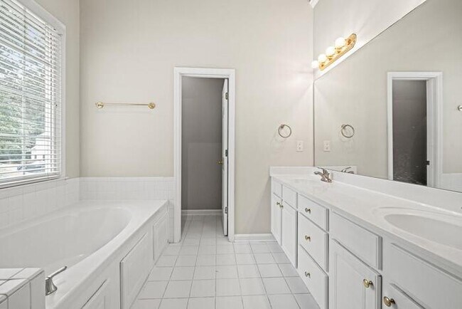 Building Photo - House 4 Beds 2 Baths