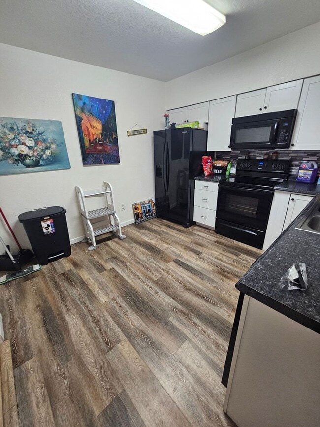 Building Photo - $1299 | 2BR/1BA | $85 Utilities | Charming...