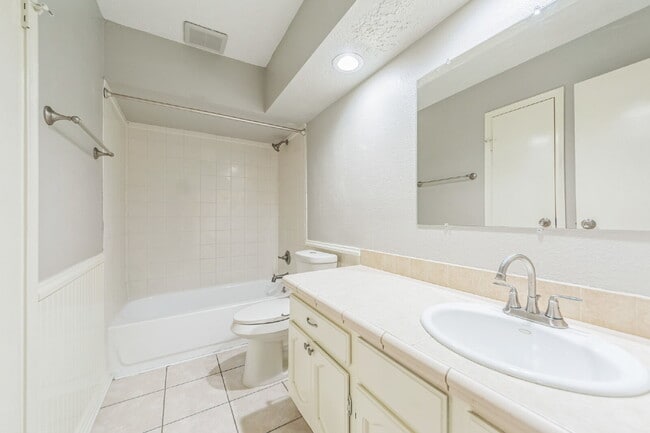 Building Photo - Charming & Spacious Home in La Porte!